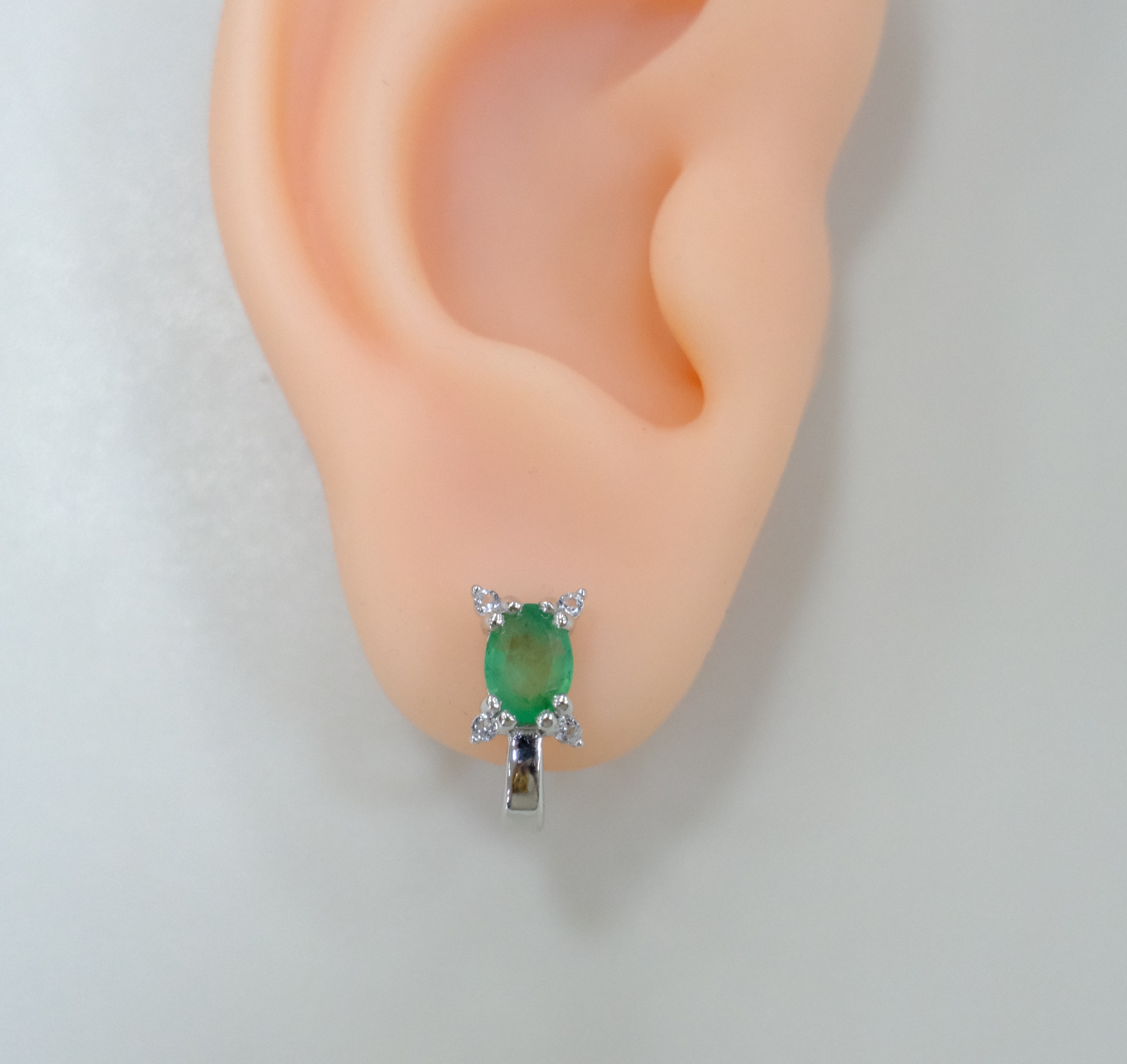 Серебряные серьги с изумрудами